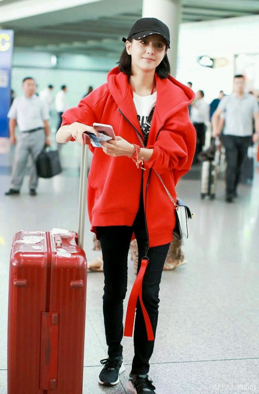 佟丽娅穿无领大衣配牛仔裤让人眼前一亮