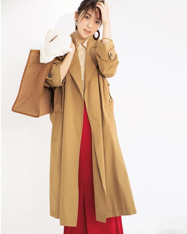 葛优大爷时尚嗅觉灵敏 长款风衣今年会火