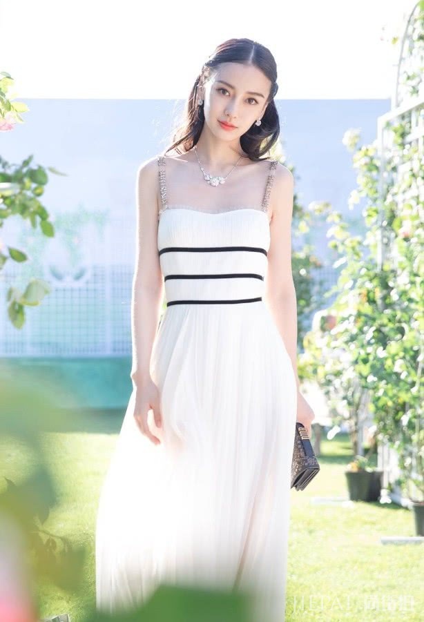 杨颖一袭简约白裙,颜值重回18岁!