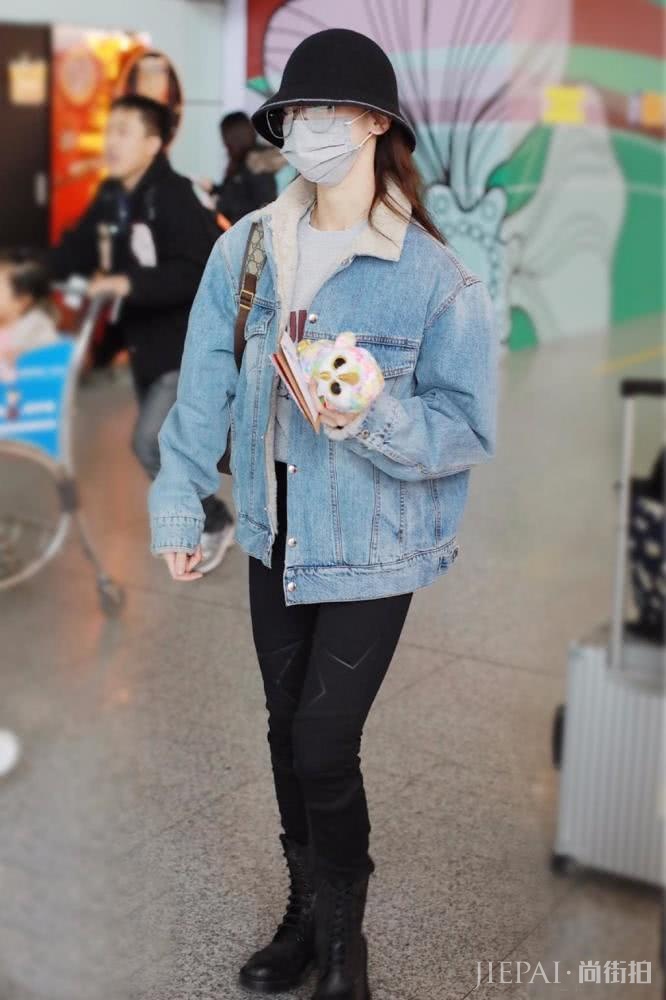 吴谨言背1万1的双肩包,少女感十足