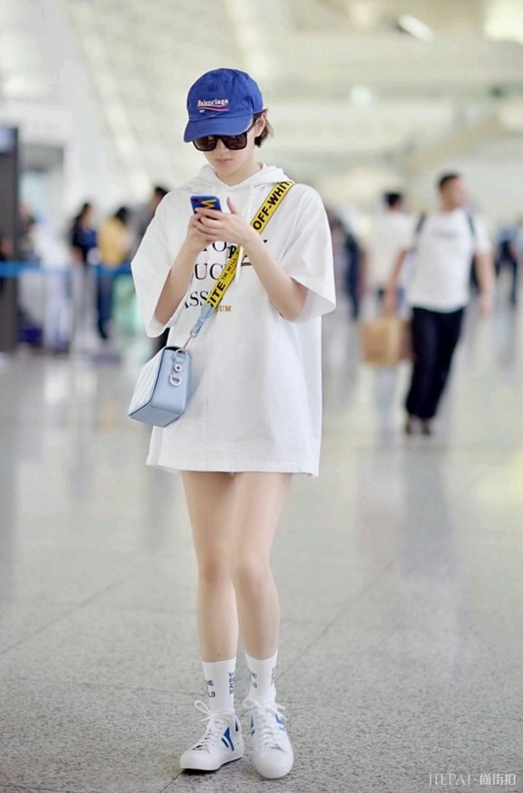 景甜穿毛衣配紧身裤亮相!优雅知性“倾国倾城”