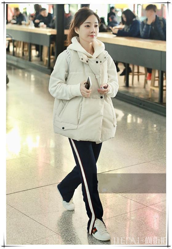 冯提莫终于敢穿长款羽绒服走机场了！