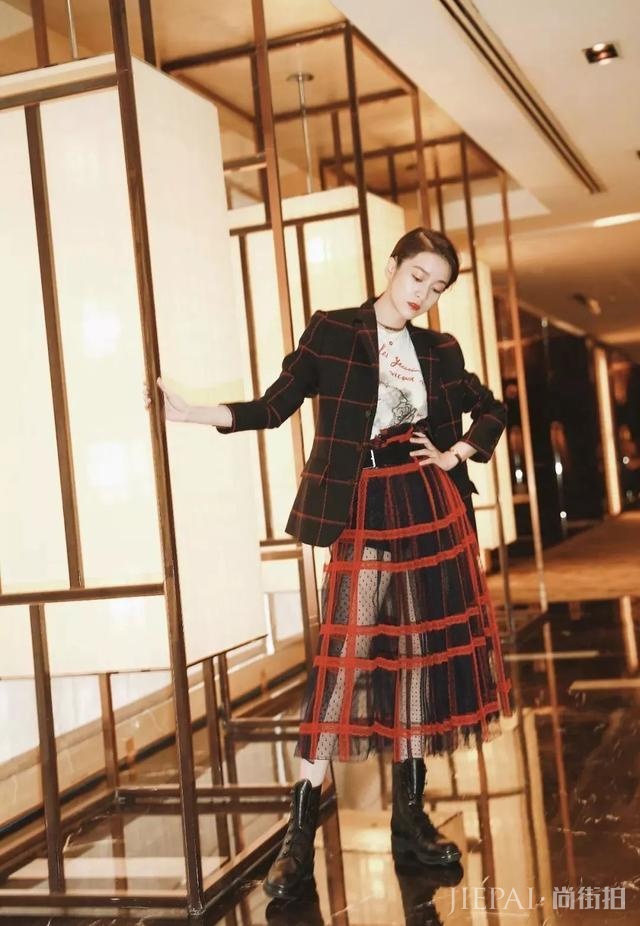 刘亦菲和Baby的西装配裙子，简直帅出天际