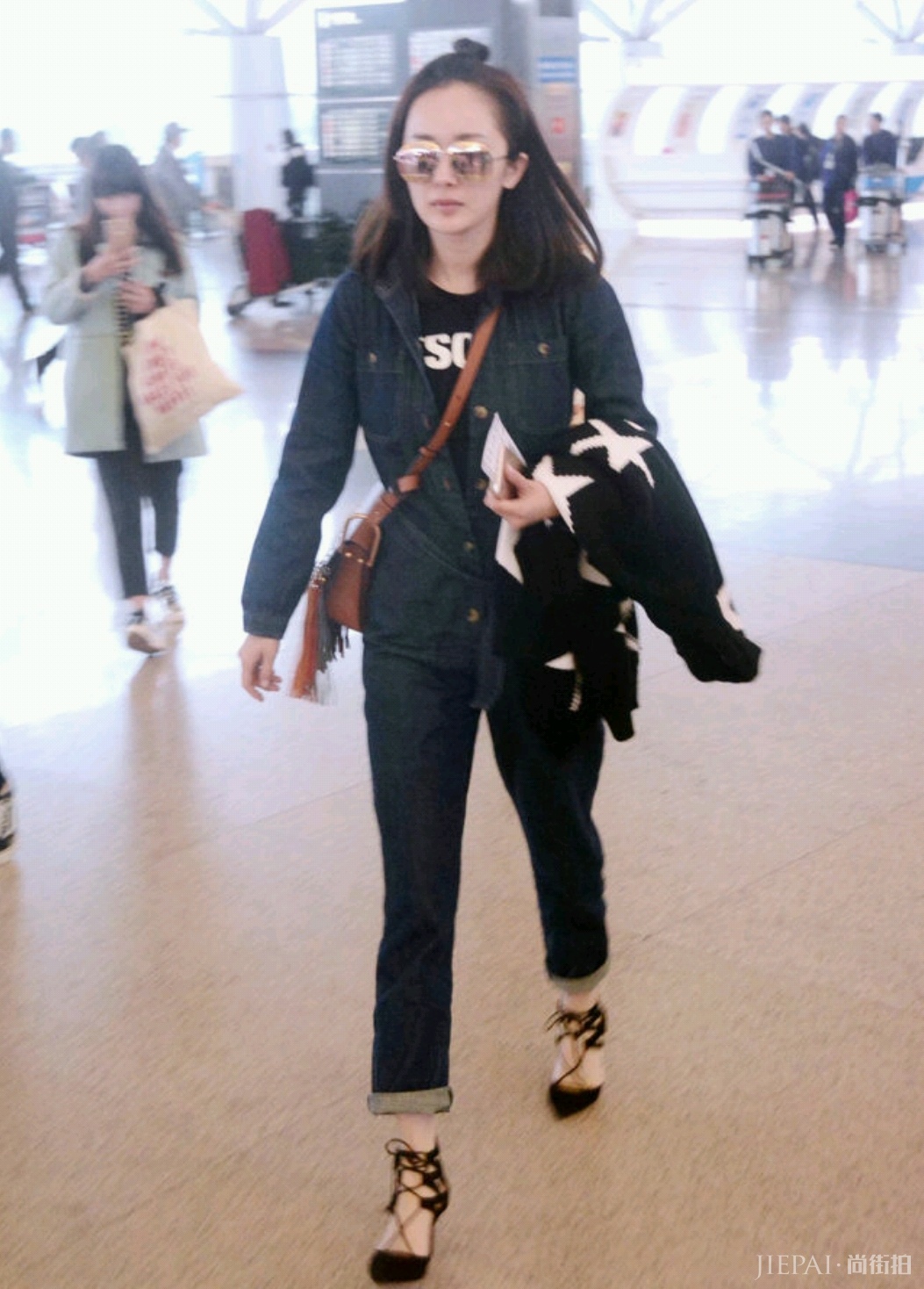 杨幂穿连体裤搭系带鞋走机场，女神又惊艳了