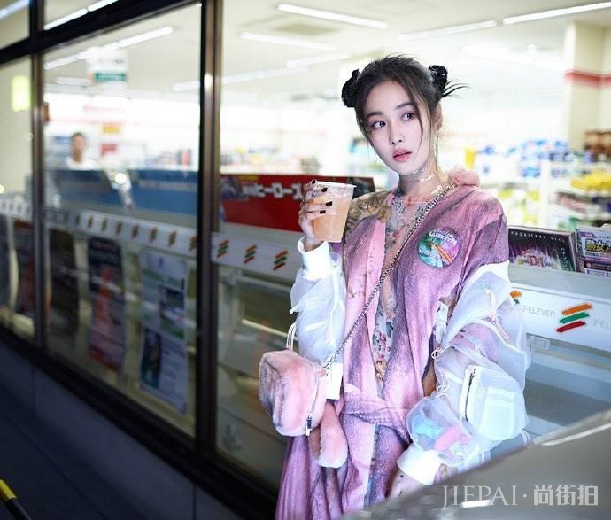 张馨予紫色T恤+百褶裙很少女，这次街拍有点皮！