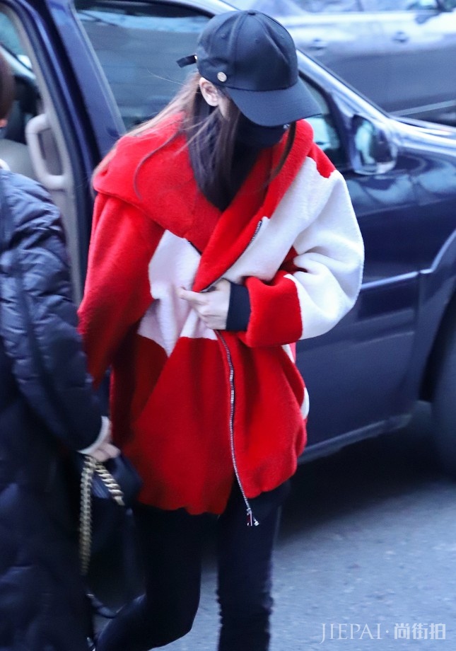 迪丽热巴上衣选得厚实,裤子却露出脚踝!