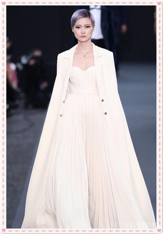 李宇春红裙配白靴妖娆妩媚!