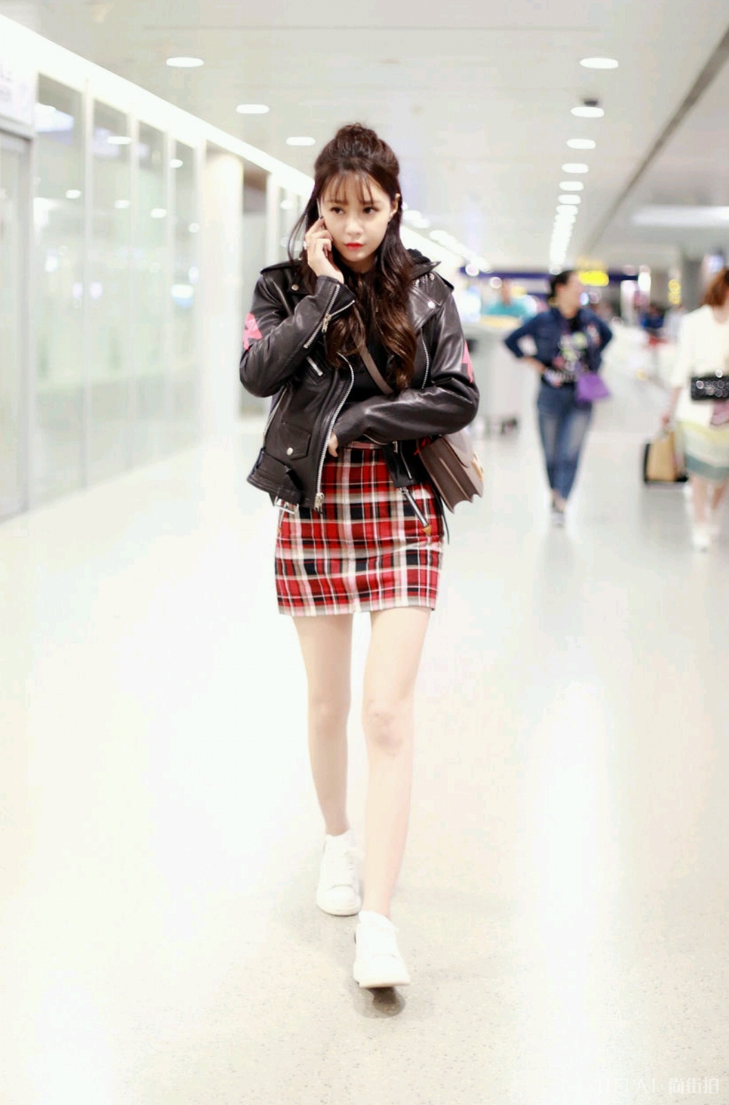 沈梦辰穿皮衣配格纹裙，意外减龄又时髦！