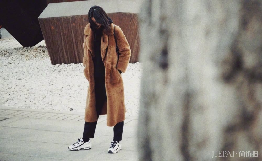 看刘雯穿长款大衣,成熟优雅也可以文艺清新