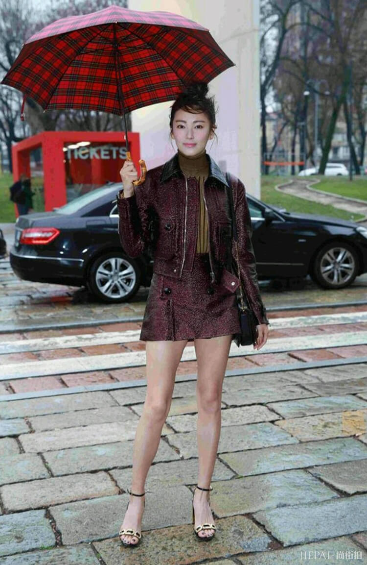 张雨绮穿长丝巾配阔腿裤现好身材，真的是太美了