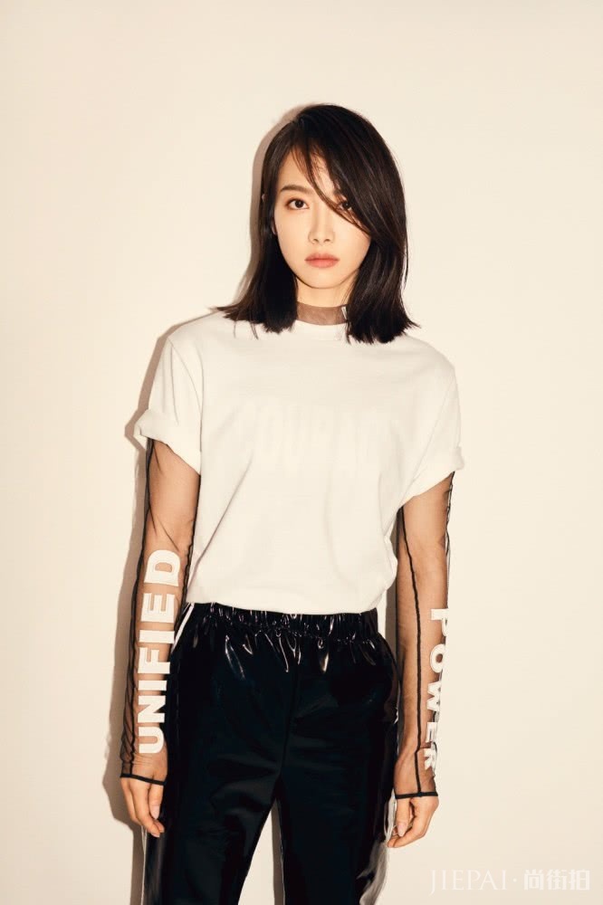 宋茜1万5的针织衫配条纹长裤,舒适清新