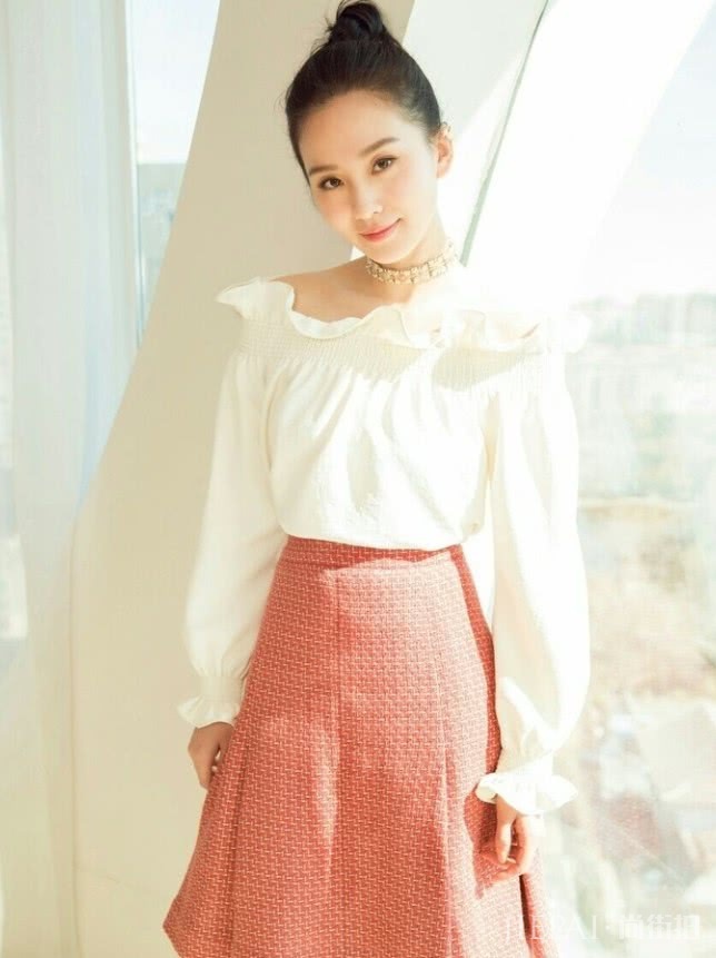 刘诗诗衬衫配A字裙,优雅的本人!