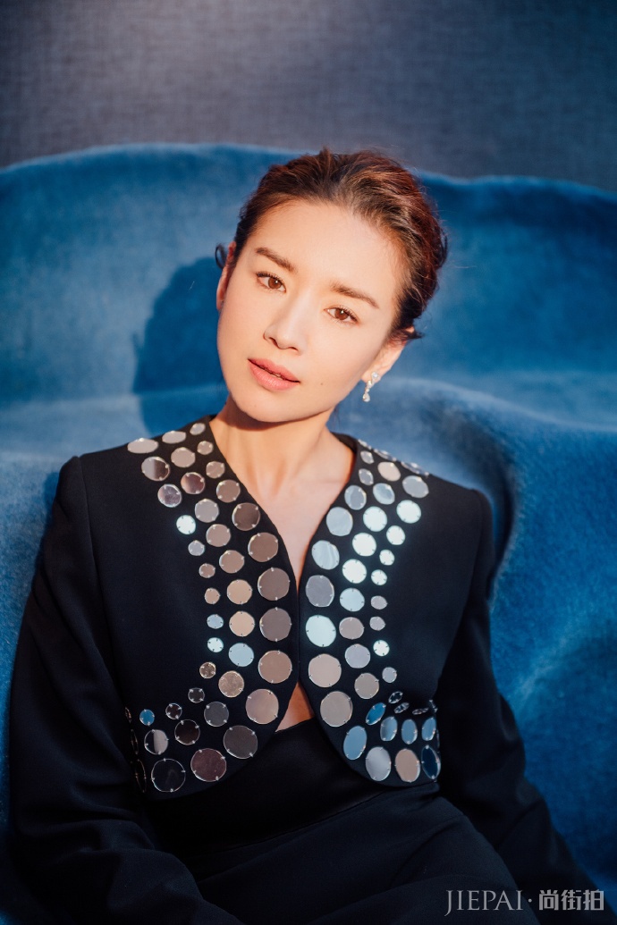 董洁长腿和小蛮腰暴露功底，衣品直线上升