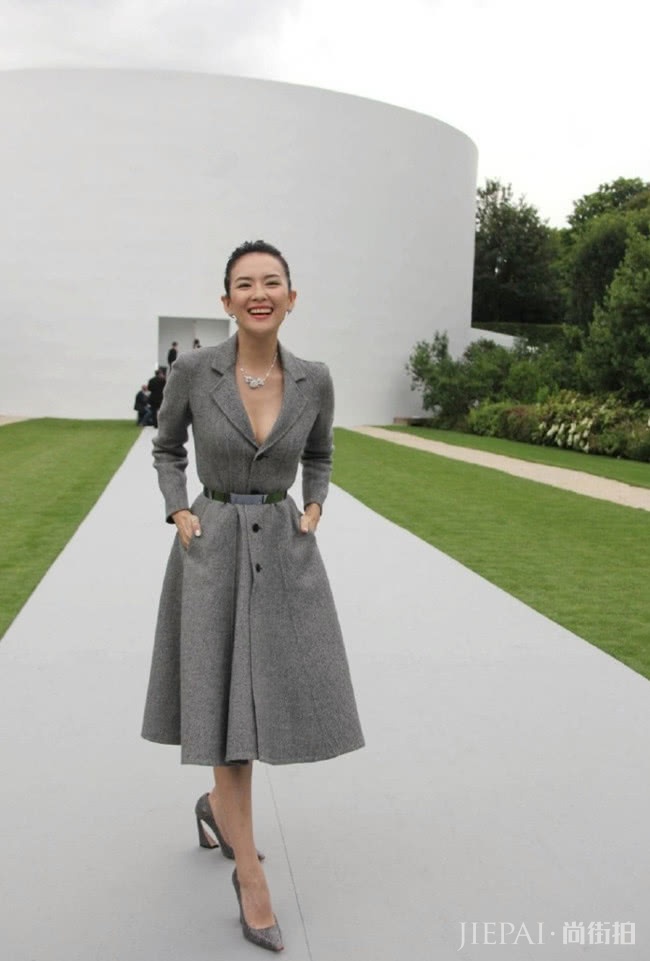灰色大衣自带高级感的东方美,谁穿谁美