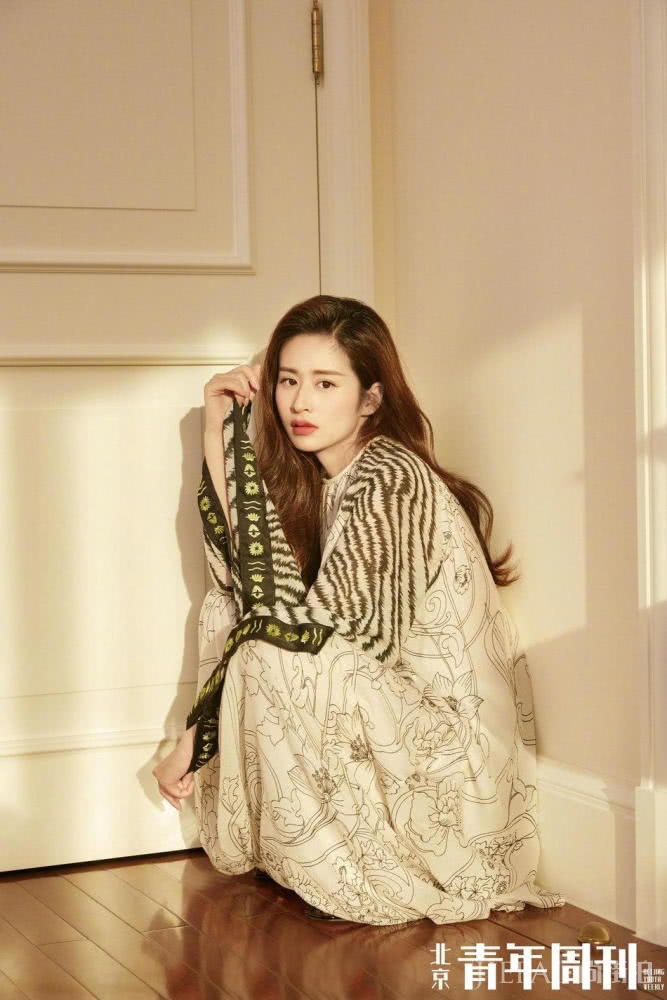 颖儿情人节封面也太甜美了,长卷发搭配粉色蕾丝裙简直太好看了