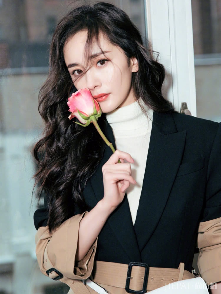 杨幂穿衣风格撞上关晓彤,同穿拼接大衣,你更喜欢谁的搭配呢?