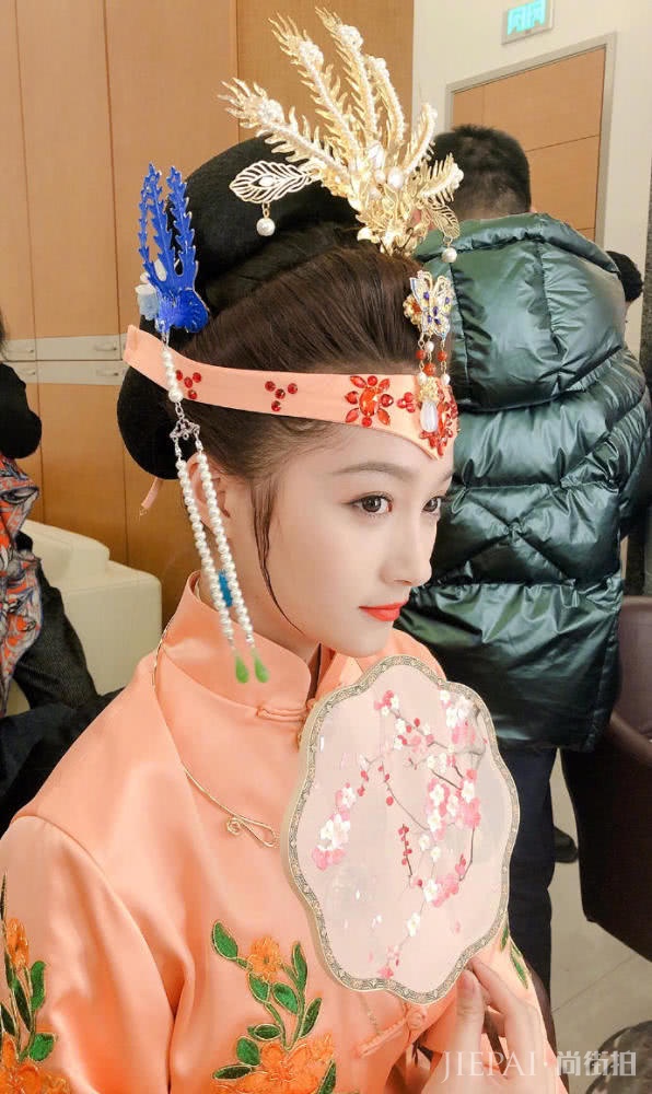 关晓彤穿搭天蓝色吊带露背裙仙气十足,越看越美了