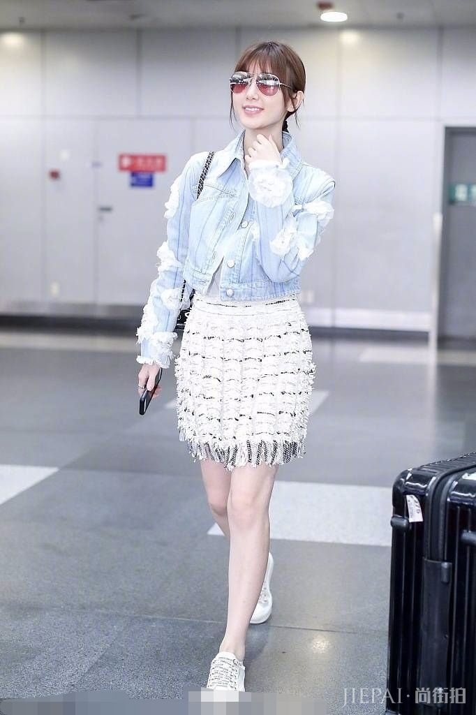 毛晓彤泰迪熊大衣穿成柯基腿！