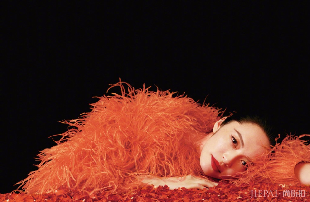 姚晨一身“火烈鸟”羽毛装时尚又美艳！