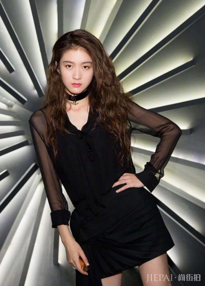 张雪迎拿糖人来绑在脖子上？好奇！