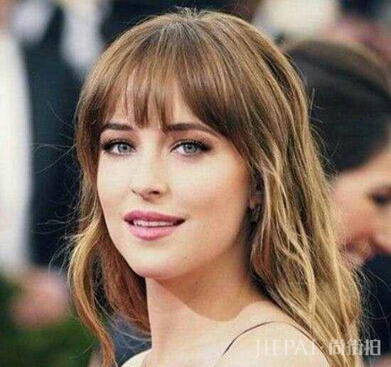 大脸女孩剪什么发型呢？用一款刘海来让你的脸显小吧