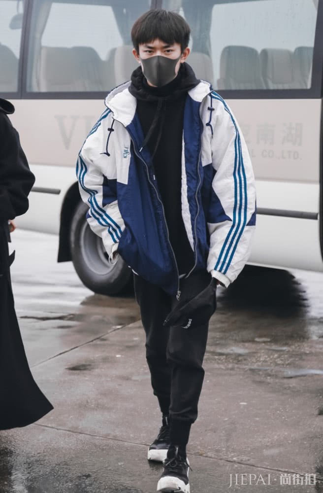 易烊千玺穿休闲装搭匡威鞋,酷爆了