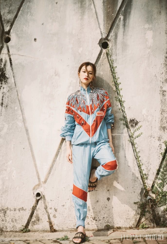 文咏珊绿色毛衣搭配荷叶边连衣裙嫩成少女