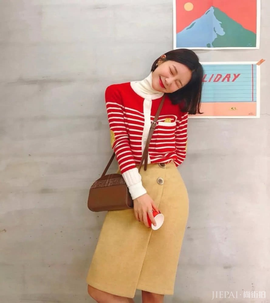 针织衫要会穿简直能美爆一条街!百褶裙+老爹鞋搭配起来更好看