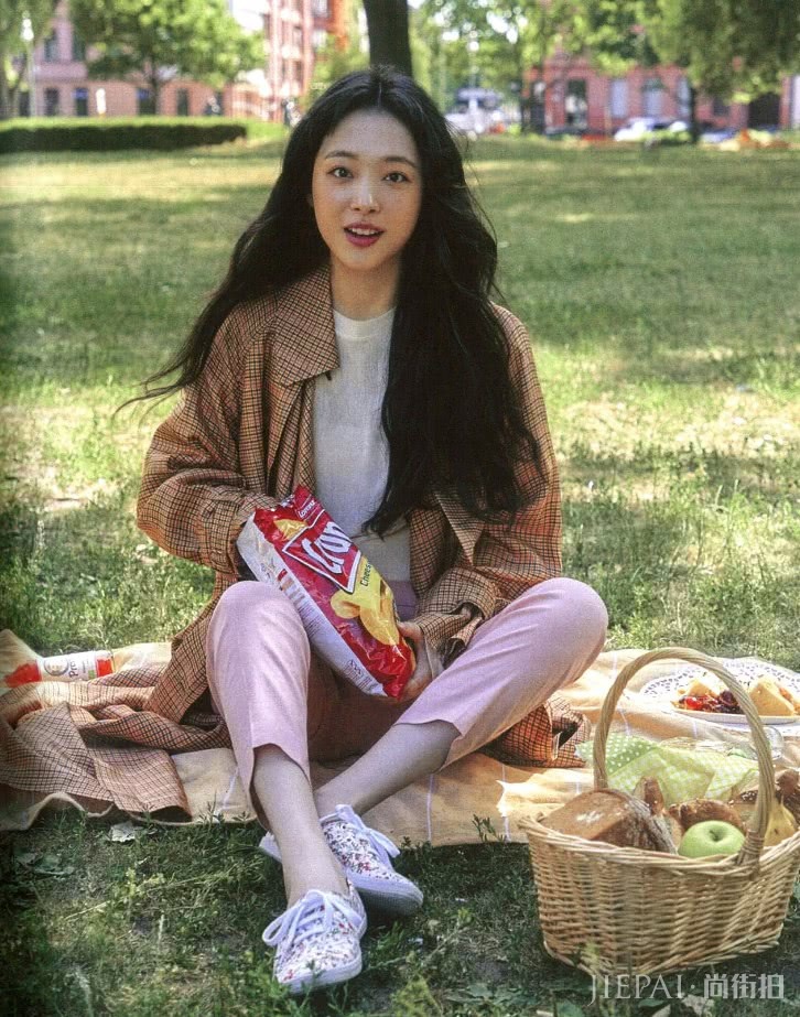 崔雪莉丸子头搭配粉色包甜美又可爱，“装”成小仙女