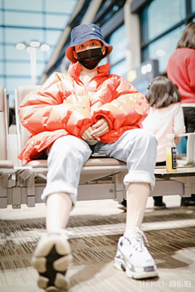 杨超越橙装蓝帽保暖十足,脚踝却“受苦”