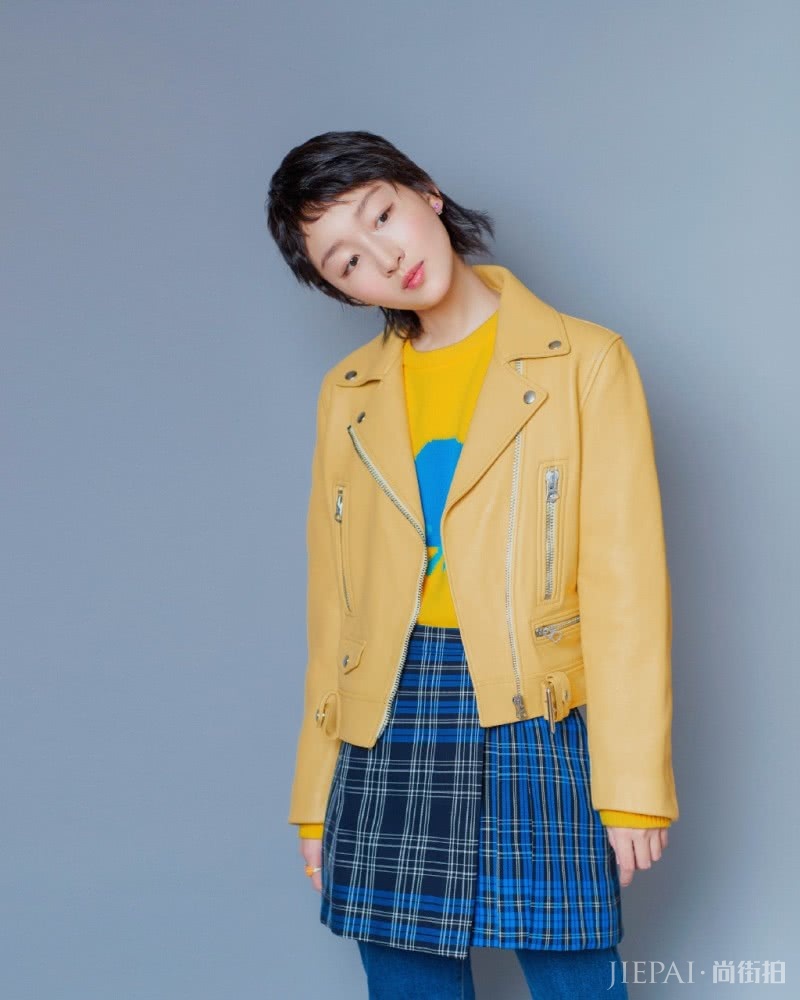 周冬雨外套配健身裤,秀一字马惊艳众人