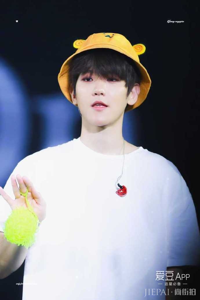 伯贤能完美驾驭任何发色，撩人而不自知！