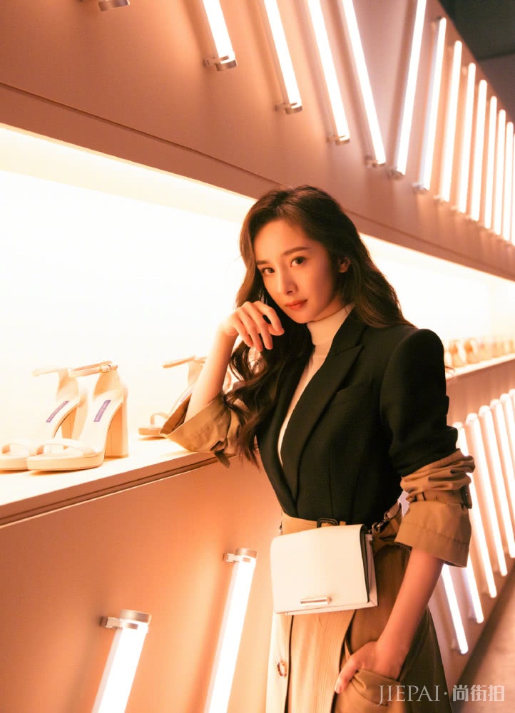 杨幂新造型用卷发搭配西服和半身裙，减龄