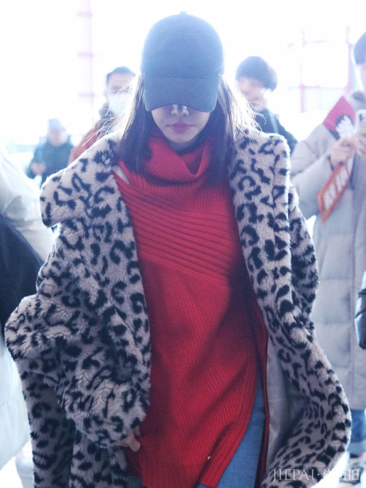 蔡依林嫌豹纹大衣不够个性,还要小露香肩