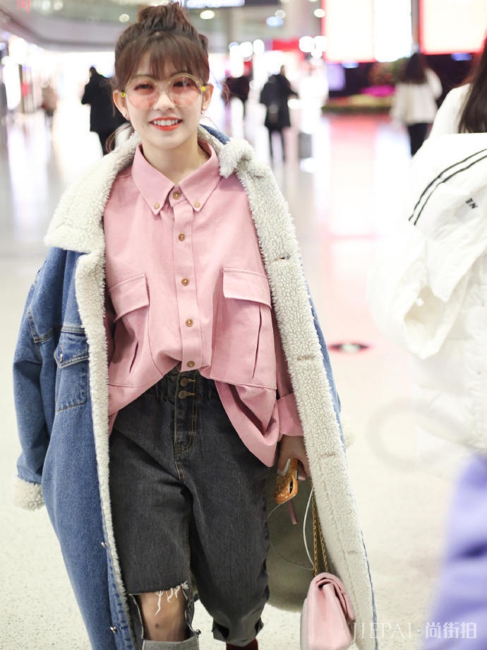 153cm的赖美云羊羔毛大衣披身上，霸气御姐范十足