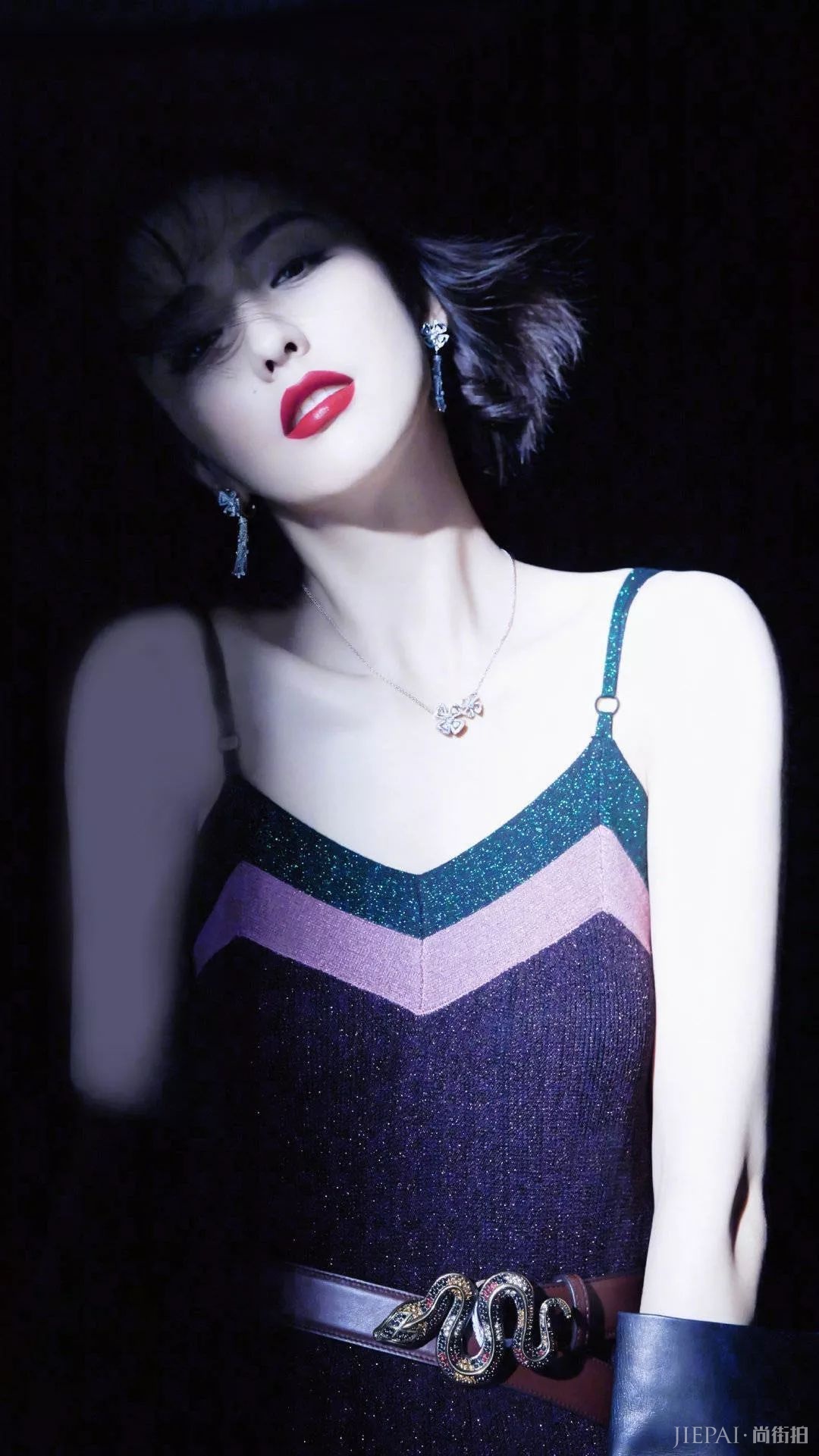 佟丽娅深v红唇太撩人,意外获封“冰美人”!