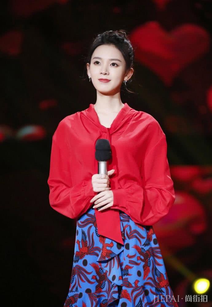 陈瑶一身红衣出席活动,美成全场焦点