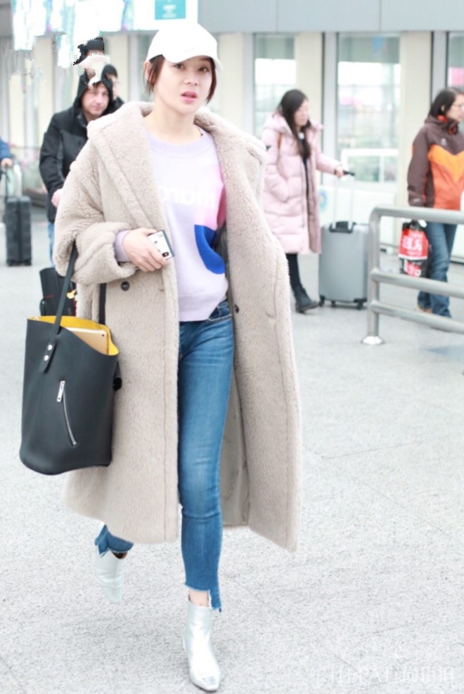 袁姗姗毛绒大衣配牛仔裤，简约时尚又不失少女感！