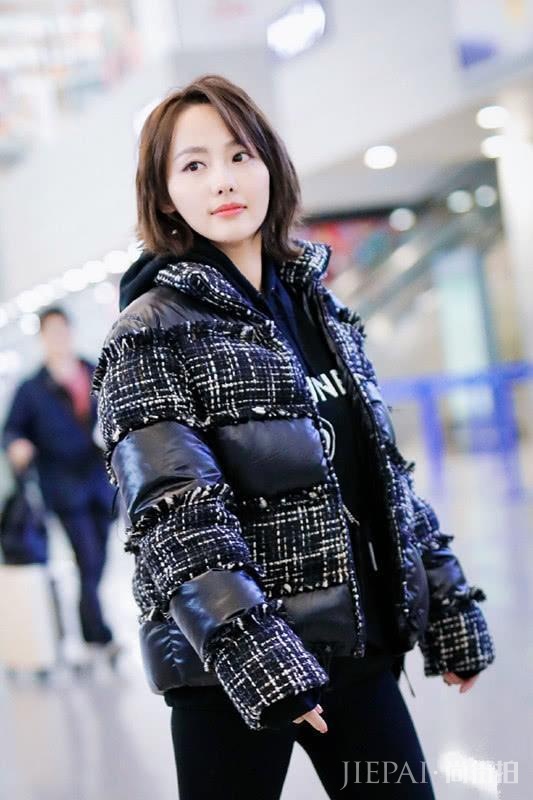 张嘉倪穿面包服配黑裤,遮肉又显瘦!