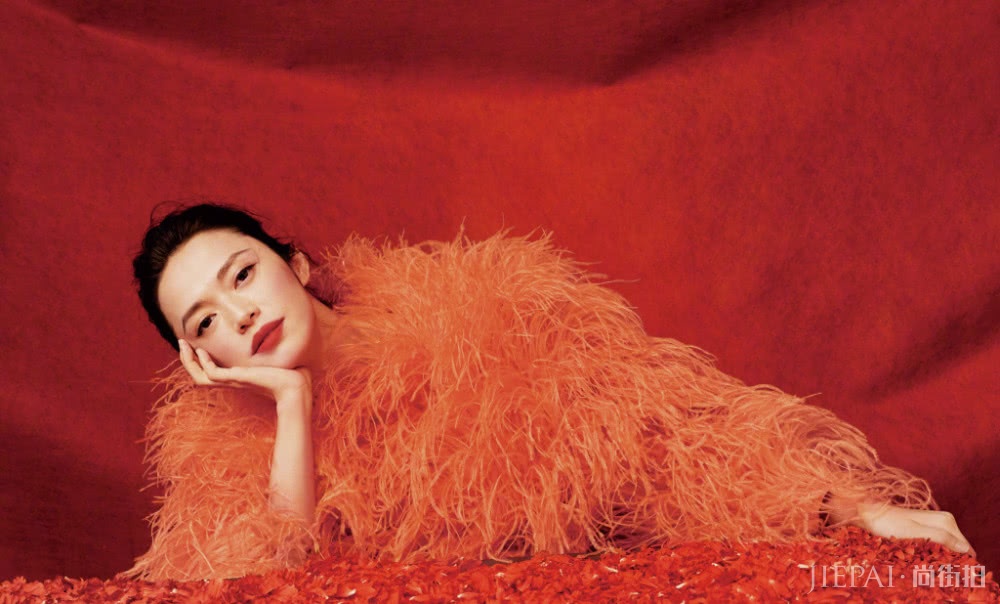 姚晨一身“火烈鸟”羽毛装时尚又美艳！