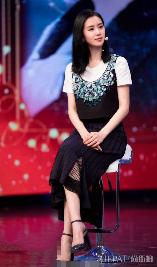 刘诗诗在裙摆加了小惊喜，瞬间变时髦！