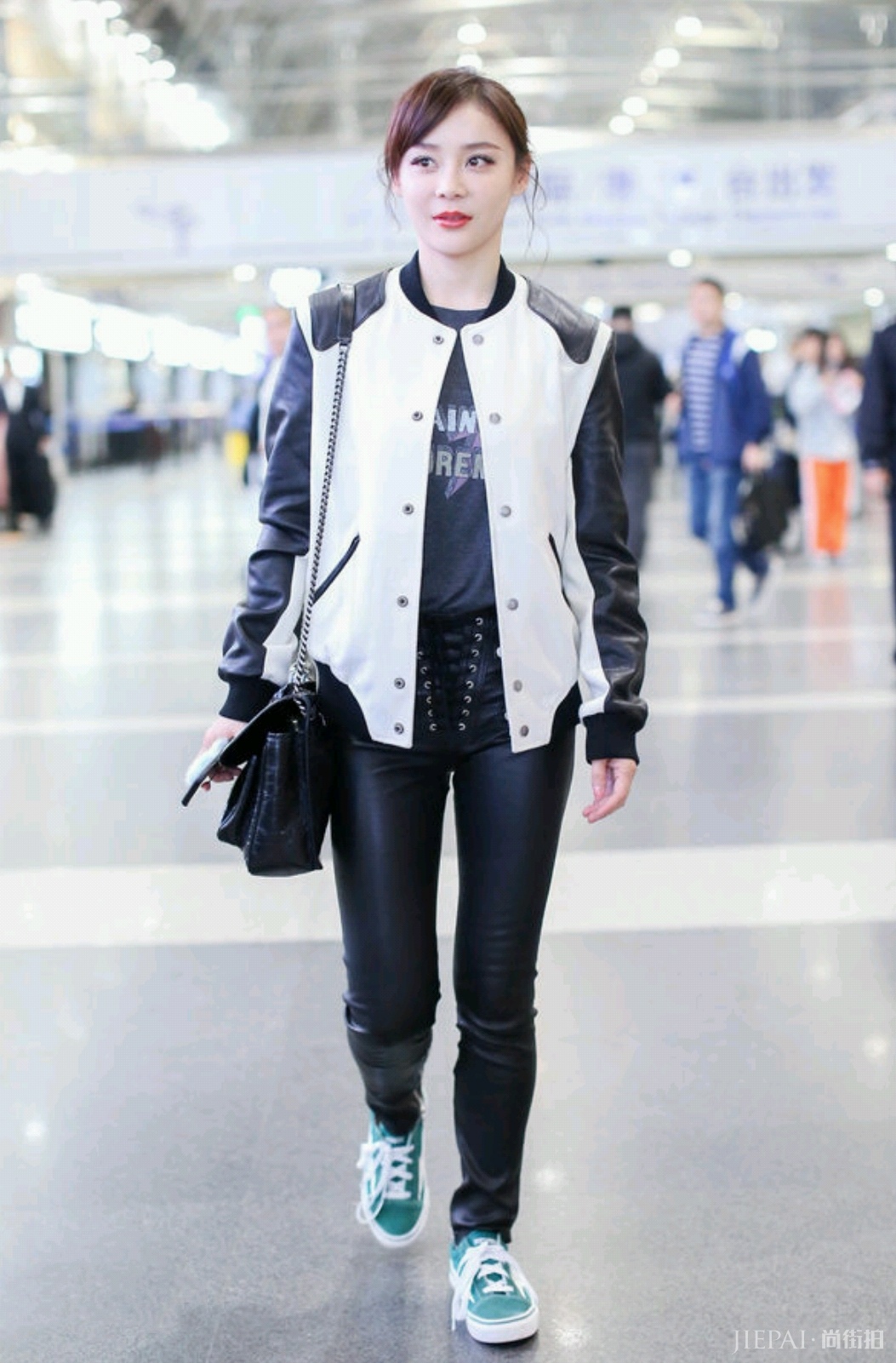 袁姗姗穿T恤配“开衩”牛仔裤低调现身，气质还挺好