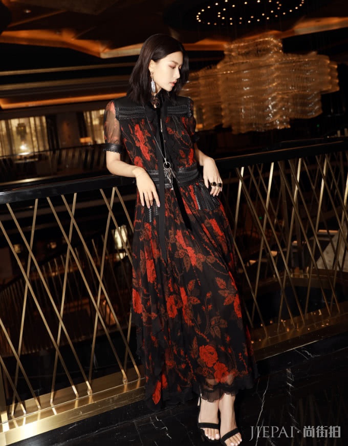 文咏珊“河水裙”上洒满了金粉，都能照出人影来