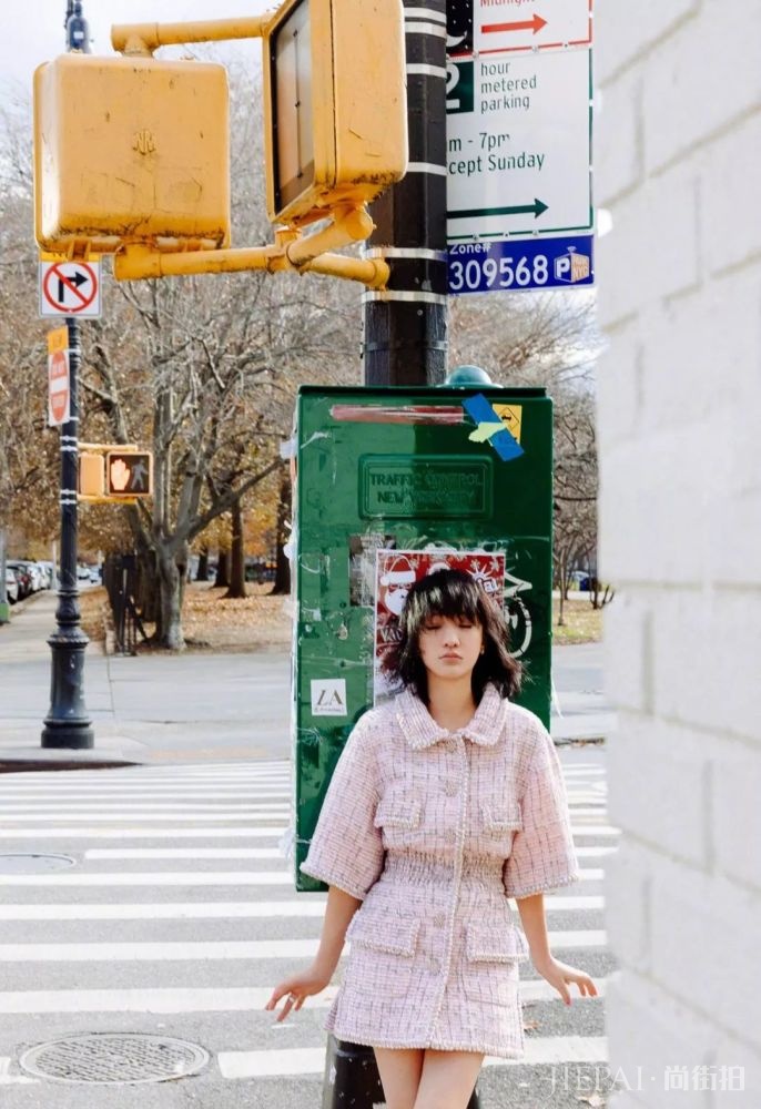 周迅一身香奈儿好品味，印花裙搭高跟把服装搭配玩得团团转