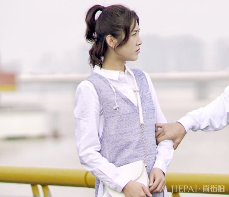 王双的私服穿搭居然这么好看,绿色毛衣时尚又清新