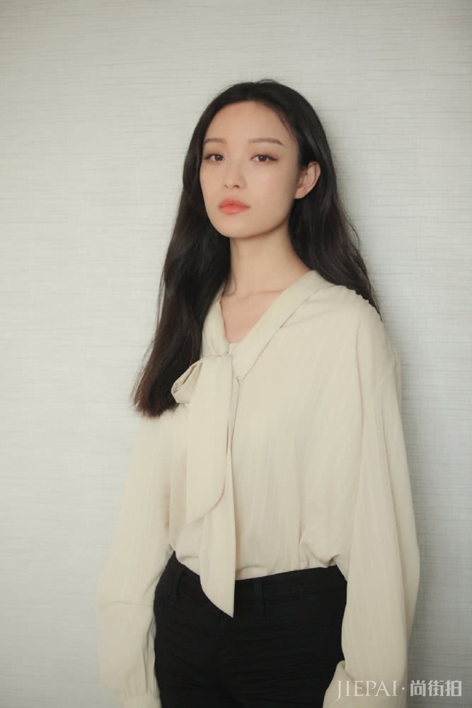 倪妮绿衣服look套装也能轻松hold住