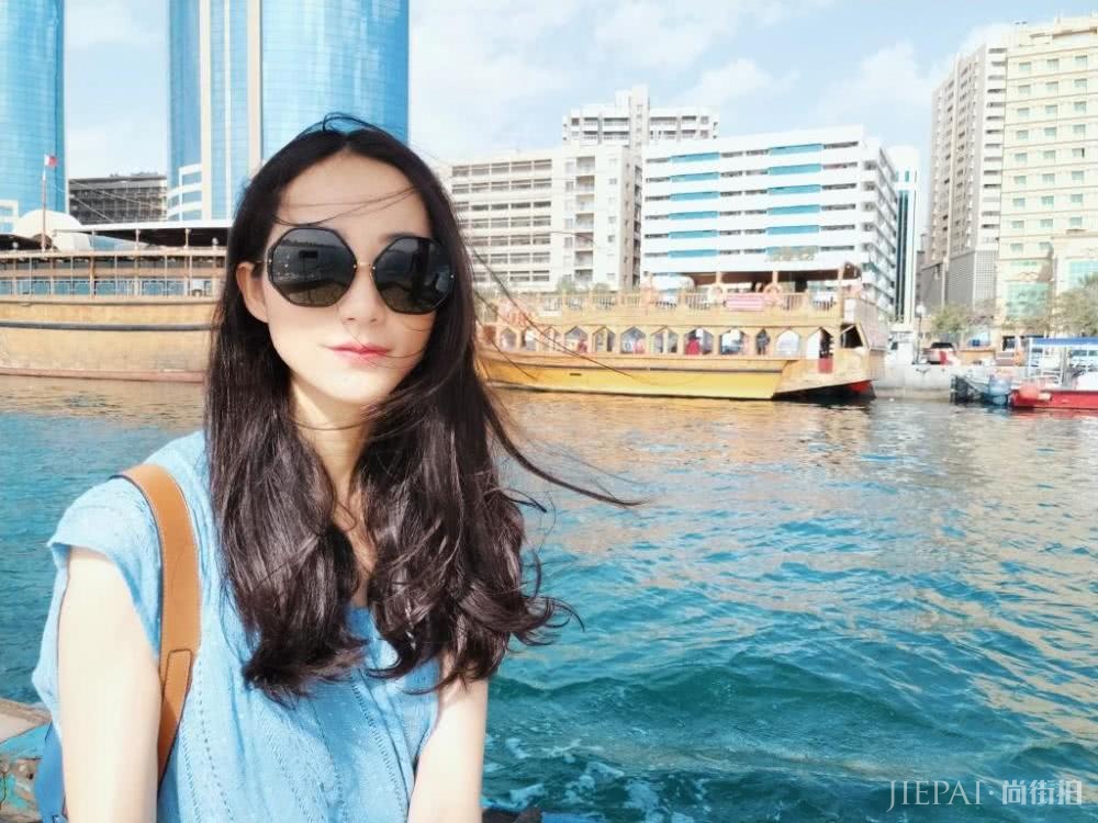 韩雪身穿蓝色宽松连衣裙，戴墨镜美的太有气质了！