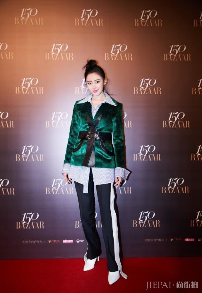 张天爱穿拼接大衣配休闲裤，脚放窗台上霸气十足