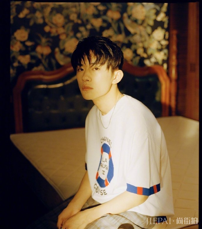 易烊千玺纯素颜写真够拼,居然连痘坑都看得见!