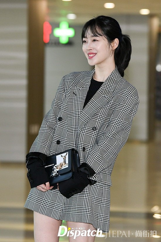 崔雪莉穿西装外套直接配白袜居然好看